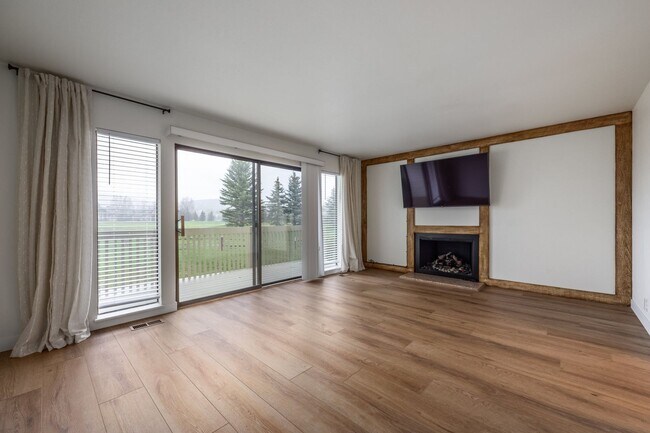 Building Photo - Conveniently Located Racquet Club Condo