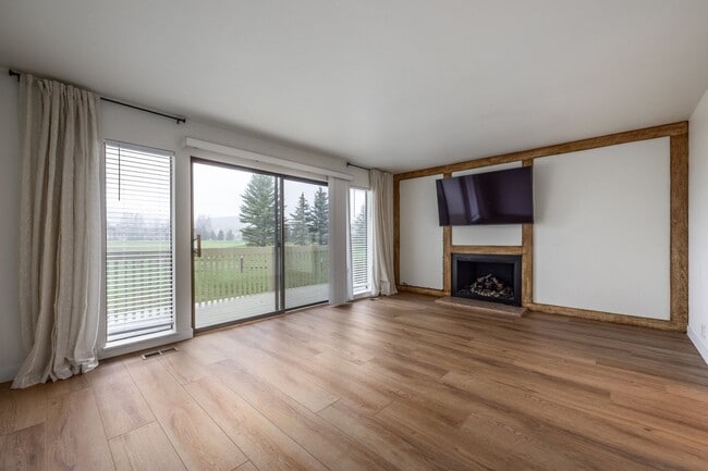Foto del edificio - Conveniently Located Racquet Club Condo