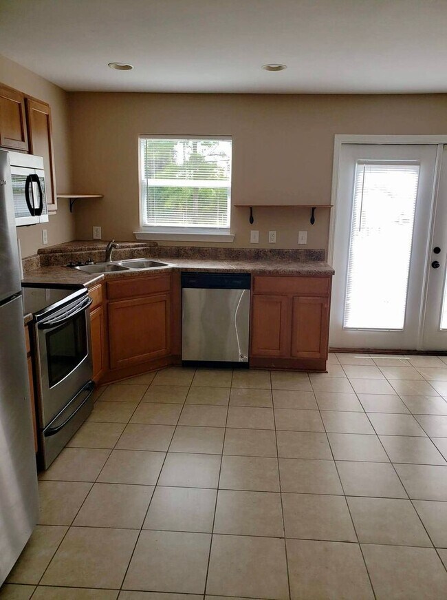 Foto del edificio - Cute townhome with 3 bd,2.5 bath, with gar...