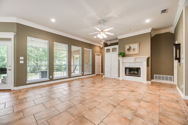 Foto del edificio - 8911 Hickory Hill Dr