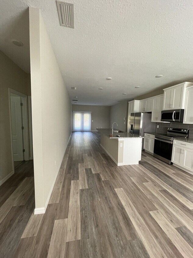 Building Photo - Beautiful 4 bedroom 2 bath home in Marion Oaks!
