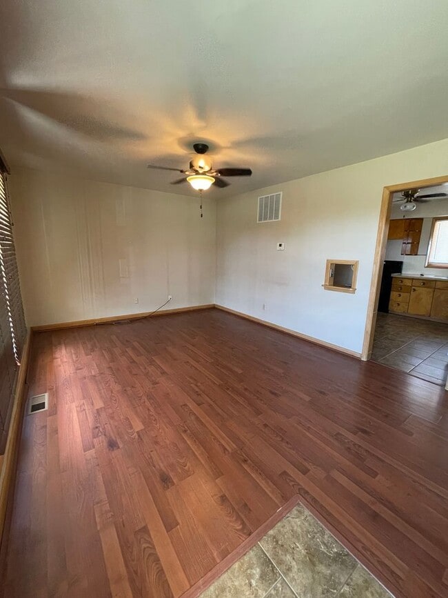 Building Photo - 3 Bedroom, 1 Bathroom Home