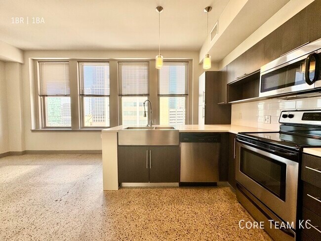 Foto del edificio - 306 E. 12th St.-912