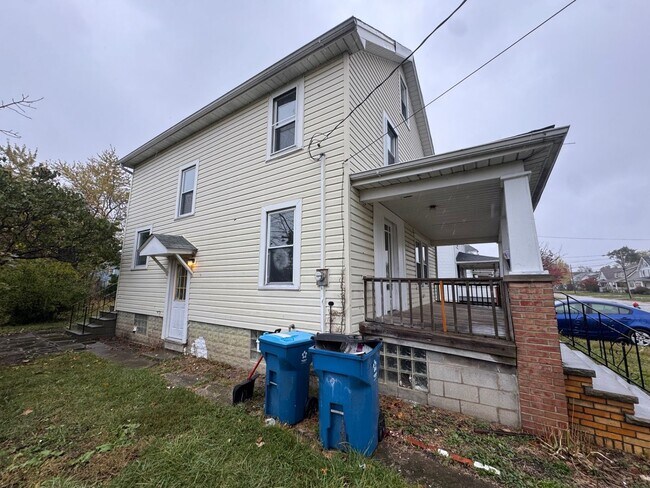 Building Photo - Charming 4-Bedroom Property in Prime Location (SECTION 8 VOUCHERS ACCEPTED)