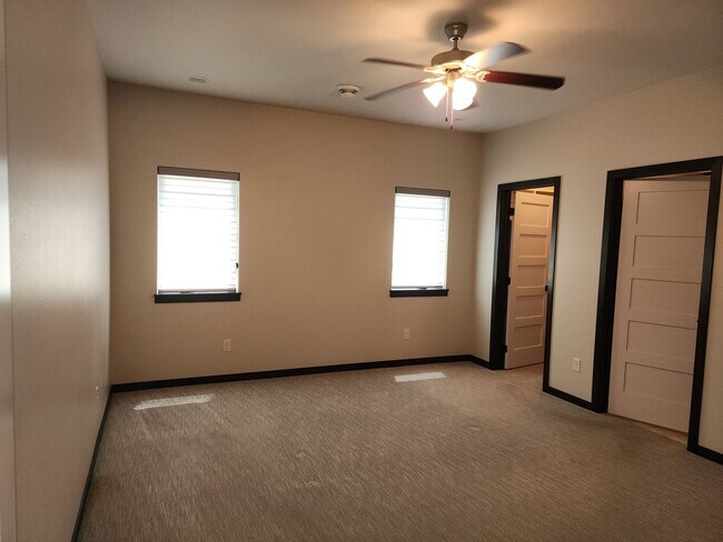Foto del edificio - Three bedroom two bath w/ triple garage