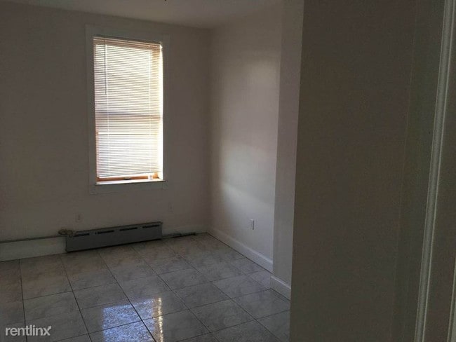 Building Photo - 595 3rd Ave