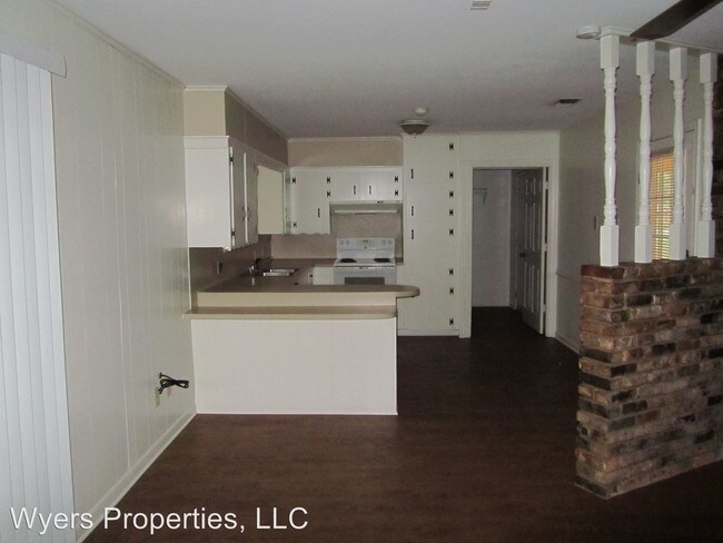 Building Photo - 110 E Fairlane Dr