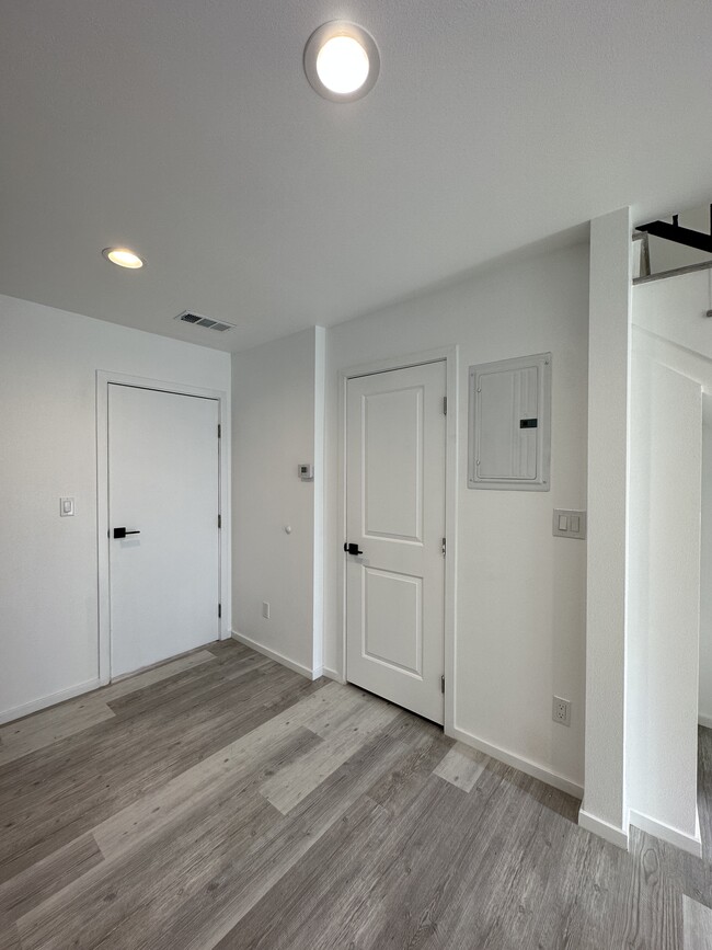 Building Photo - 202 S Rose Ave