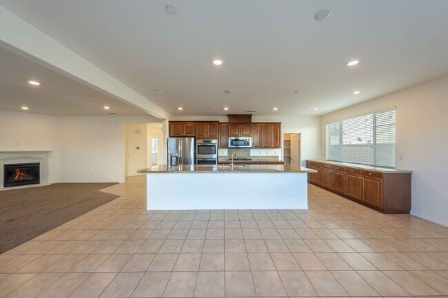 Building Photo - Large Single Family, 5 Bed 3 Bath, Corona-Norco Unified School District.