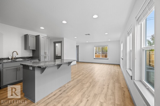 Building Photo - 1/2 Off First Month's Rent | 3 Bedroom Tow...