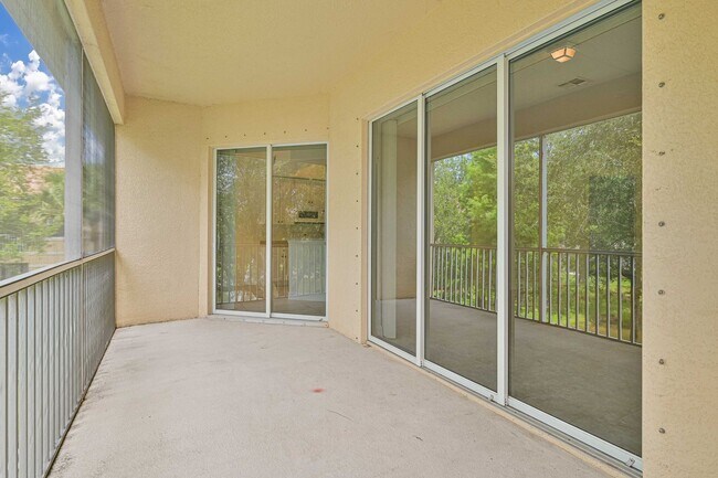 Building Photo - **Coach Home in Jonathans Bay - 3/2 + Den -  Water Views - 2 Car Garage**