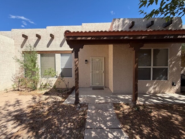 Building Photo - Contemporary 3 Bedroom 2 Bathroom Home Located In NW Albuquerque!
