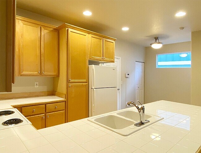Building Photo - Beautiful Timberhill Townhouse