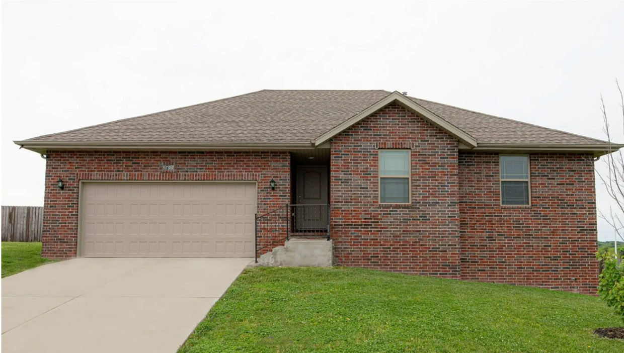 Foto principal - 3 Bedroom home in Ozark, MO for lease