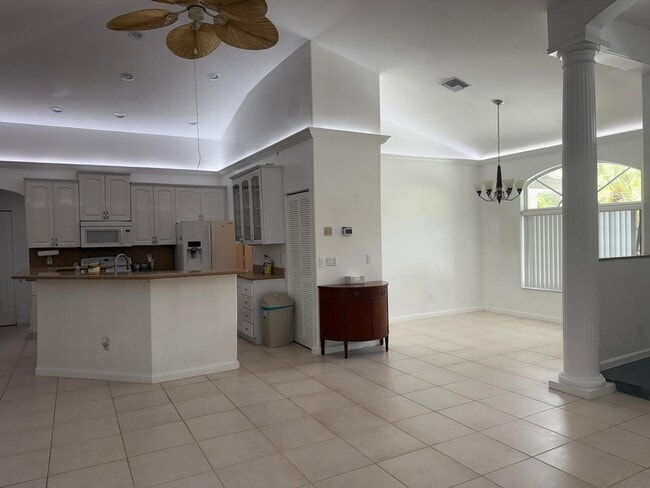 Building Photo - 7400 SW 37th Ct