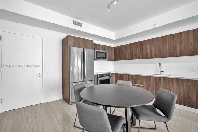 Foto del edificio - 2960 NE 207th St