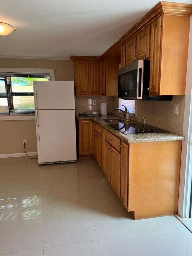 Kitchen area w/dishwasher - 3019 Riviera Dr