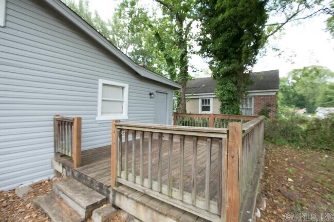 Building Photo - 2121 S Park St