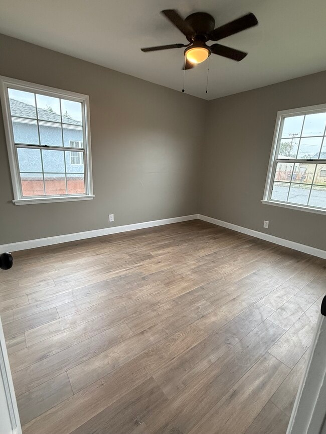 Building Photo - 859 W Carmelita Ave