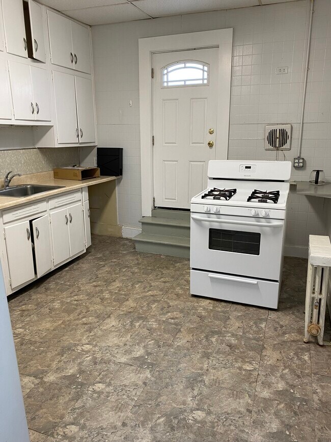 Building Photo - 85 Westbury Ave