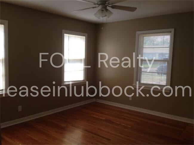 Building Photo - 2 Bedroom 2 Bathroom with an Extra Living Space