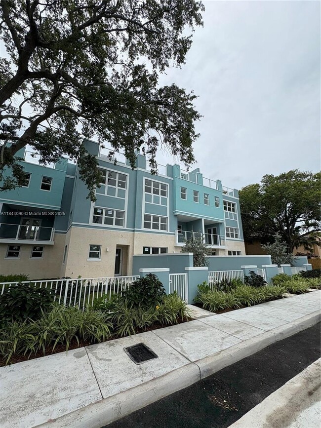 Building Photo - 824 SE 12th St