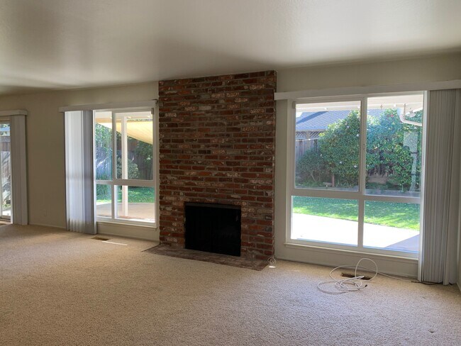 Building Photo - 1383 Bobolink Cir