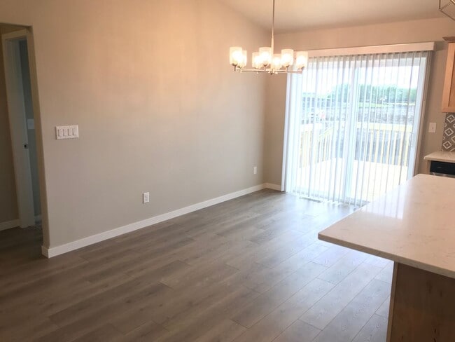 Building Photo - 4 Bed 2 Bath Single Family Home