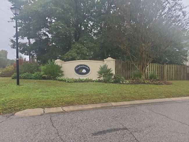 Building Photo - 3 bedroom, 2 bath home in a great area nea...