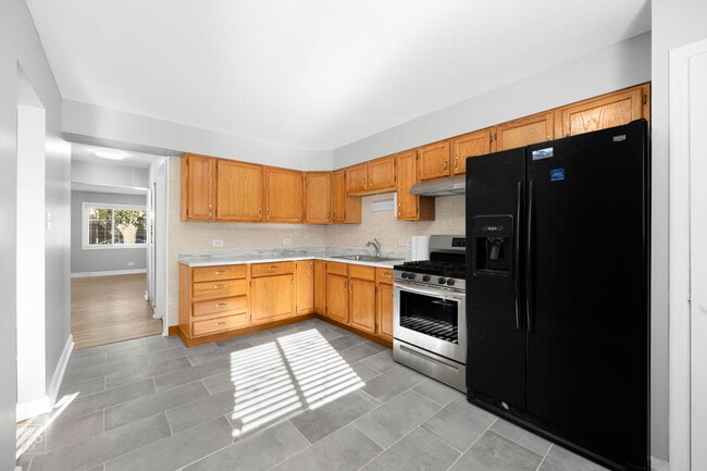 Building Photo - 9421 Meadow Ln