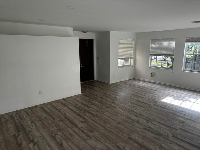 Building Photo - 9754 Scribner Ln