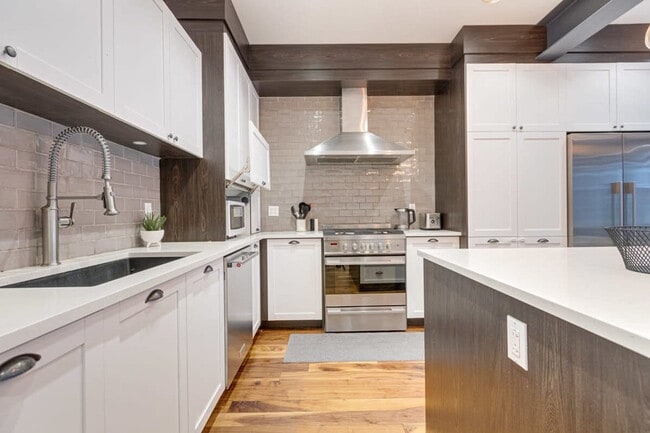 Building Photo - 5579 Rue Clark