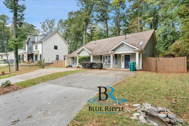 Building Photo - Spacious 3BR/2Bth Prime Smyrna Location on...
