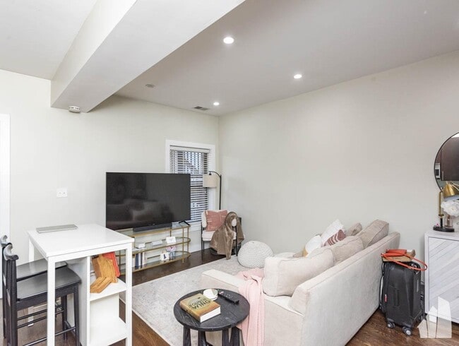 Building Photo - 1 bedroom in Chicago IL 60657