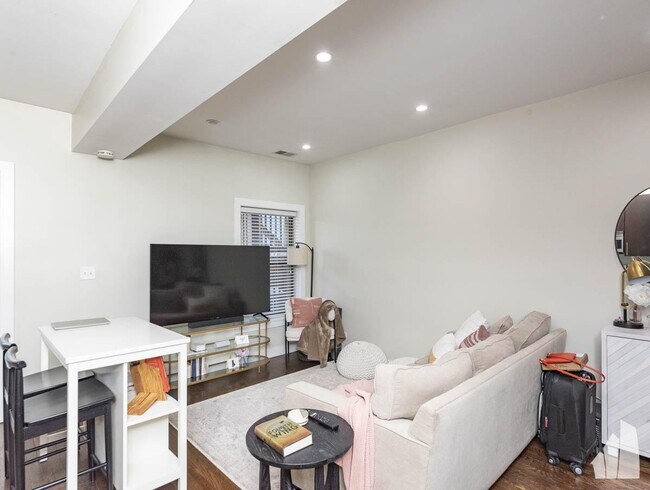 Foto del edificio - 1 bedroom in Chicago IL 60657