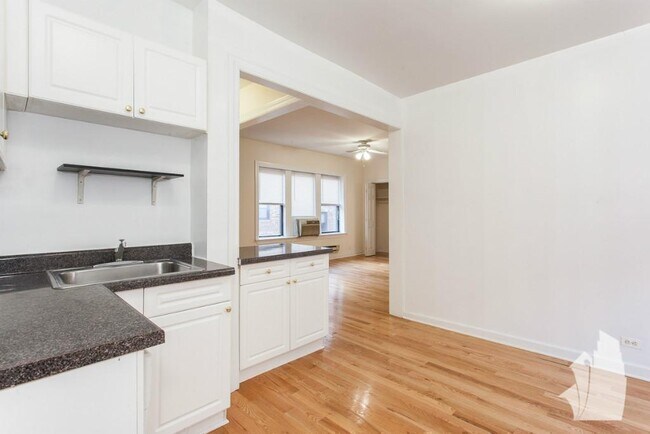 Foto del edificio - 3702 N Pine Grove Ave