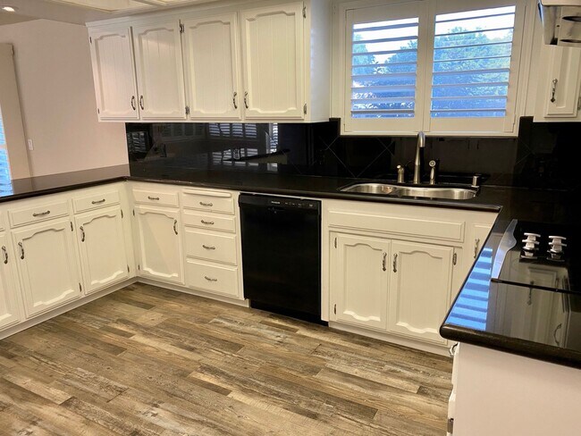 Building Photo - $2,250 Armstrong & Sierra, Beautiful 3 Bed...