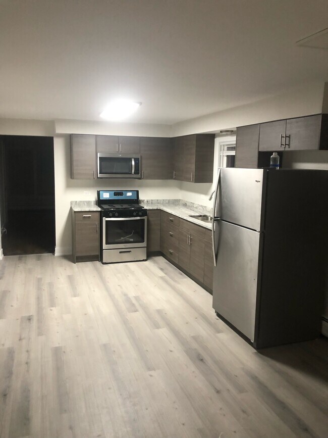 Kitchen - 3720-1 Ridgeland Ave