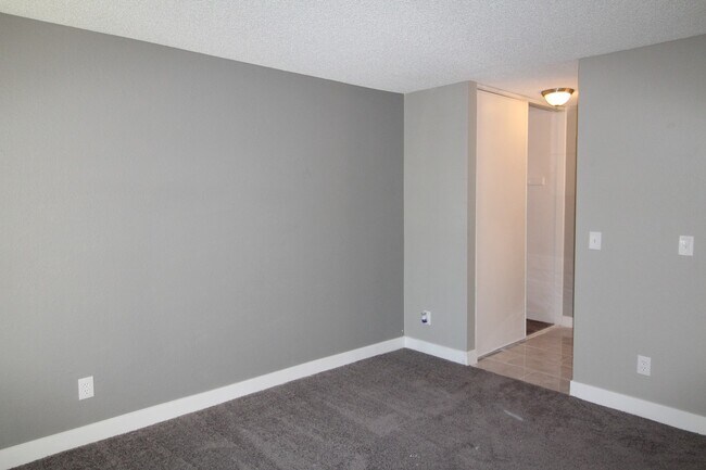 Building Photo - SHOWINGS AVAILABLE NOW