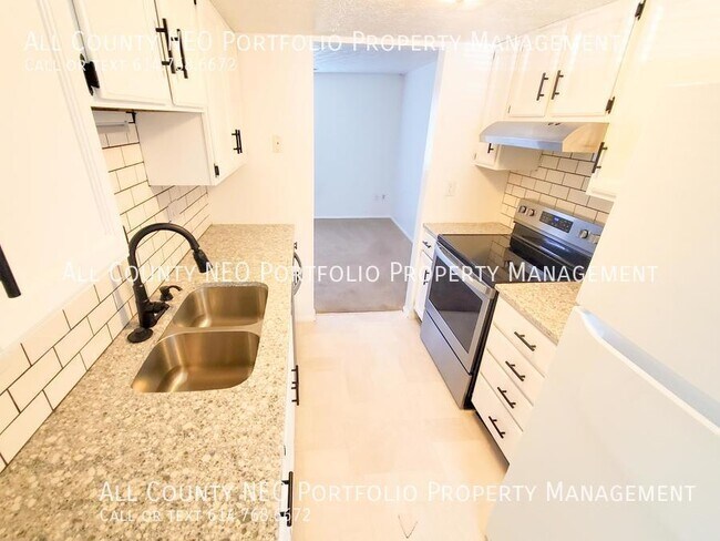 Building Photo - 3 Bed, 2.5 Bath Condo Located In Reynoldsb...