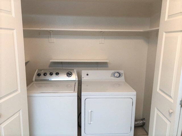 Washer & Dryer - 414 400 N