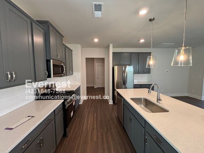 Building Photo - 4-Bedroom Home with Modern Amenities and P...