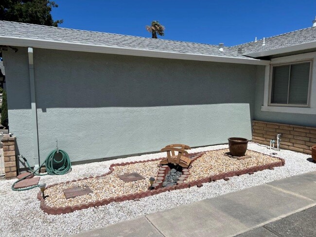 Building Photo - Modern & Updated 3 Bedroom One Story Suisu...