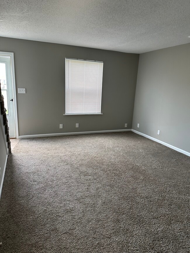 Sala de estar - 1044 Pembroke Oak Grove Rd