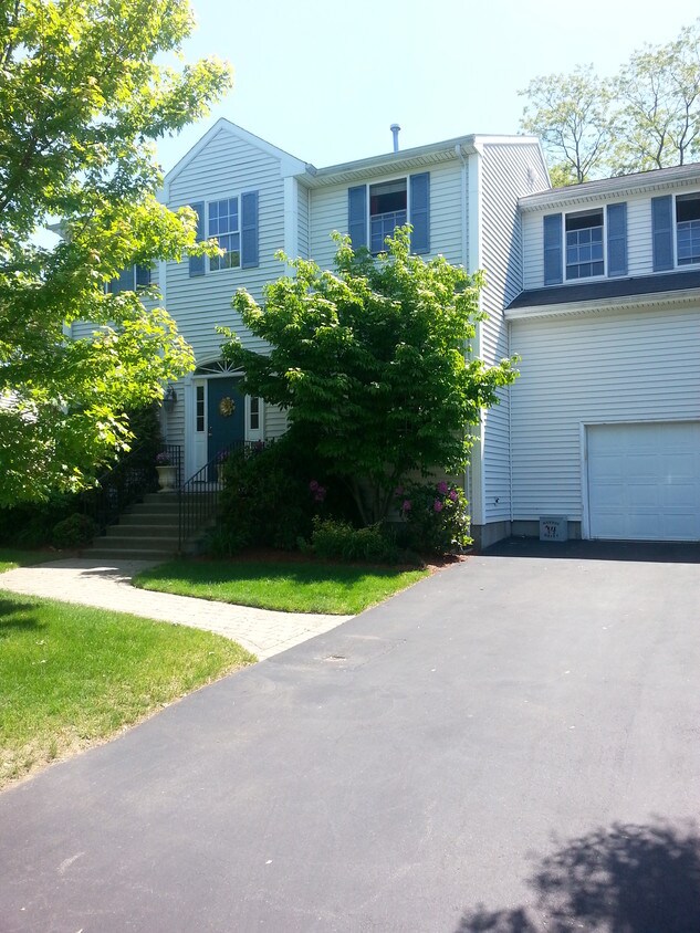 Primary Photo - 35 Carousel Dr