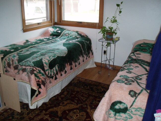 dormitorio - 406 E Henry Clay St