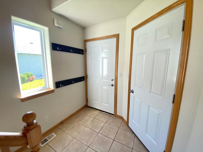 Building Photo - 3 Bed, 2 Bath Townhome