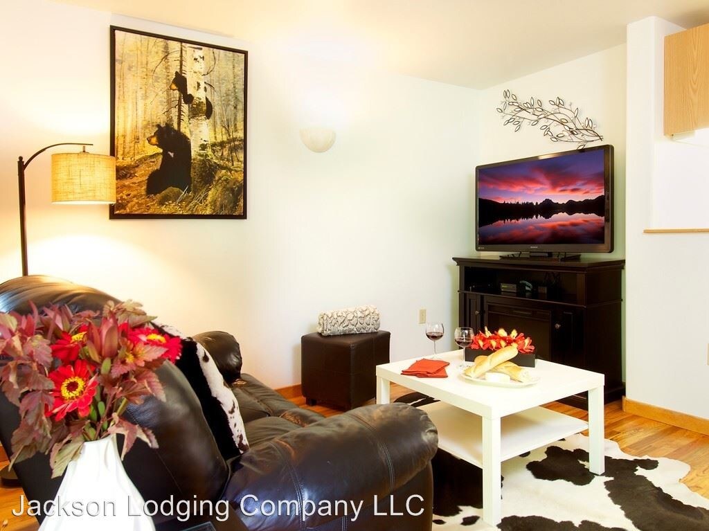 Primary Photo - 350 N Millward St