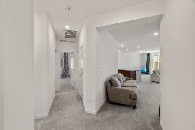 Foto del edificio - Spacious 3-Bed, 2-Bath Home with 2-Car Gar...