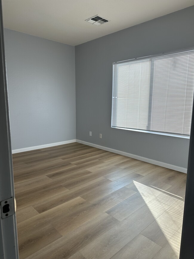 1st bedroom - 13365 N Alto St